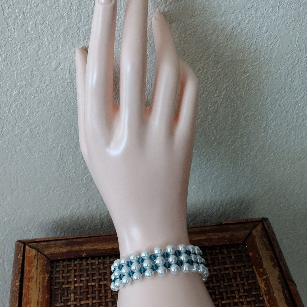 Crystal bead bracelet in white and blue color